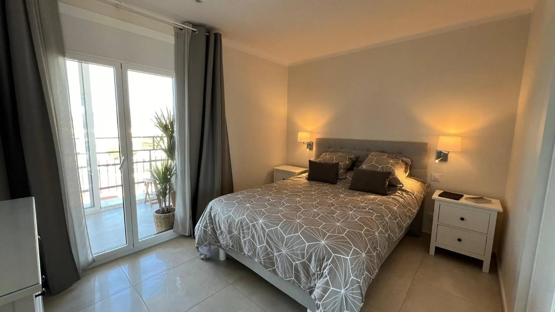 Precioso Apartamento Con Vistas Espectaculares De La Bahia Roses Av-48 Appartamento